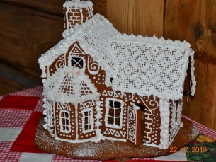 Ma olen igal jõulu teinud maja ja nii ka sel aastal. Tänavune maja on pitskatuse ja peenete aknaraamidega. 