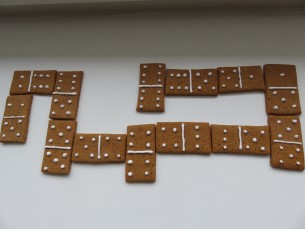 Dominoküpsised-piparkoogist, saab mängida ja ka maiustada.