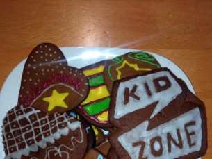 Kuna meie 13a poeg soovis osa võtta telekanal Kidzone piparkoogi võistlusest, siis võtsid lapsed täna ette suurema piparkoogiteo. Isegi jõuluvanale tehti valmis tema isiklik piparkook. ;)