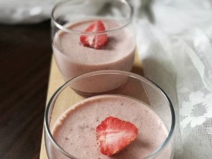 Pakk külmutatud maasikaid
200 ml vahukoort
50 g suhkrut

Purusta sulanud maasikad püreeks. Vahusta vahukoor suhkruga. Sega kokku ja lase külmkapis paar tundi seista.